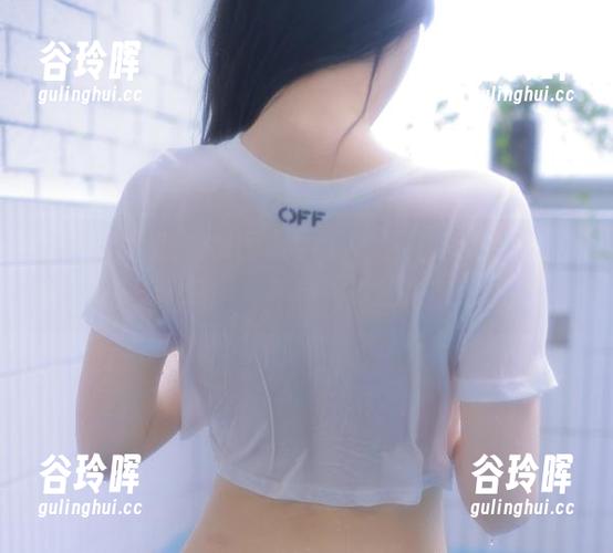 这张原图里，Addielyn(에디린)的美脚实在让人多看几眼，怪不得人家就是有范儿。