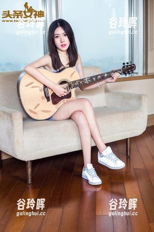 TouTiao头条女神-迪爱儿 TouTiao头条女神 - 迪爱儿的“油亮”,精选原图,来问问大家,她的肌肤到底用啥保养品了?