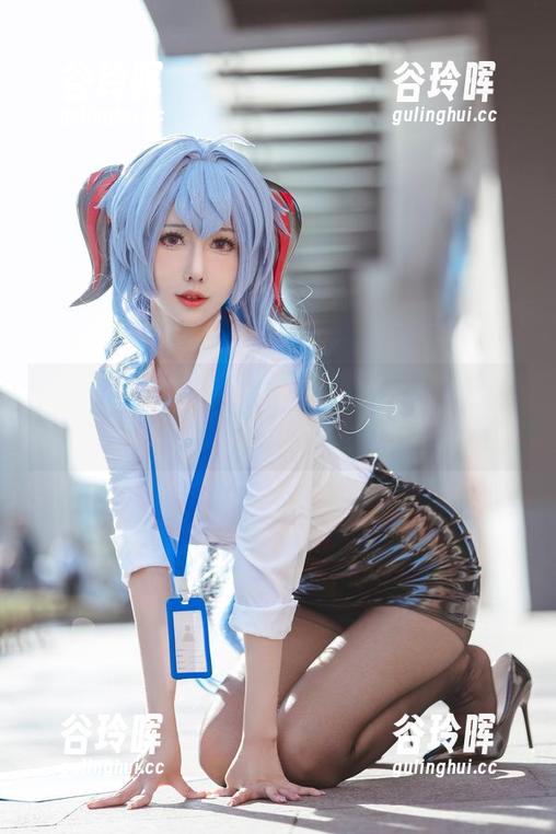 精选仙女月白裙写真，真是让人想立刻奔赴草地上打滚！