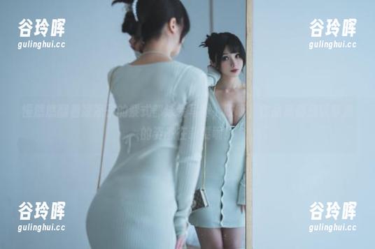 慢悠悠翻着凉凉子的紫式部泳装写真，哎呀，作品集都是以梦游的姿态在杂耍呢！