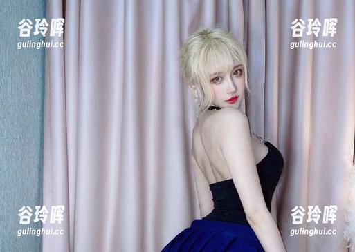 如果你认为套装只能优雅，那你还没见过啾小妍Deer的写真图包！