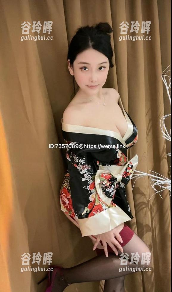 微密圈 - 奶雯的网袜图册，不小心就被这些姿势吸引了