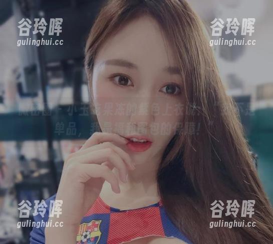 小玉吃果冻 微密圈 - 小玉吃果冻的紫色上衣说:“我不是单品,我是福利图包的保障!”