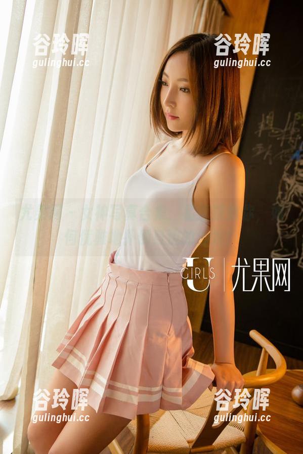 尤果网 - 女神写真合集：孟狐狸教你，如何优雅地扑倒身边的沙发！