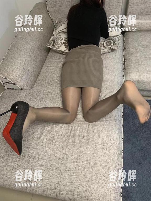 微密圈 - 提袜少女的双人图集，有时候就是不经意的眼神交流，恍若在心底悄悄碰撞。
