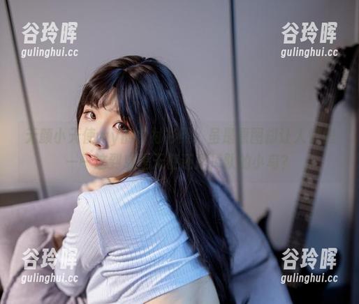 无颜小天使wy的白衬衫照，虽是原图却让人恍惚——这到底是天使还是掉队的小鸟？