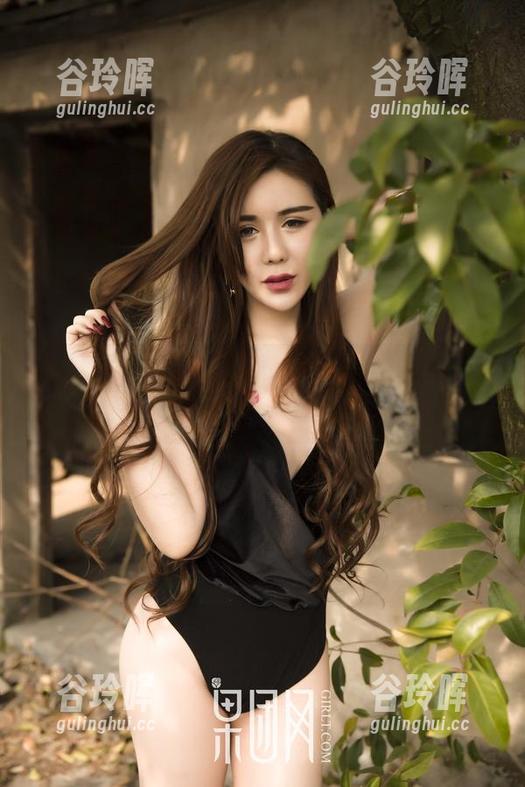 果团网 - 万万没想到，龚玥菲比基尼私房图包里居然还藏着灵魂深处的穿搭哲学。