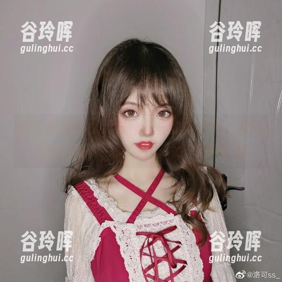 洛可ss 有些黑吊带是点缀,有些则是主角,看洛可ss如何把它变成图片分享的明星