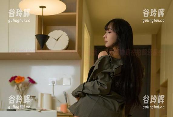浅安安的椰奶写真，精选中的小清新，真不知她是在拍照还是在喝椰子呢？