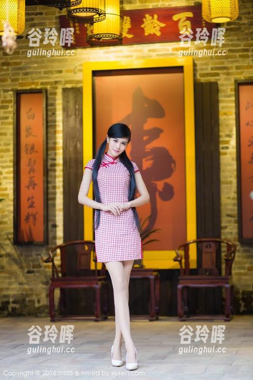 爱蜜社 - 乐乐Mango泳池风景线，原图分享：泳衣与水的碰撞，谁能不卷起来呢？