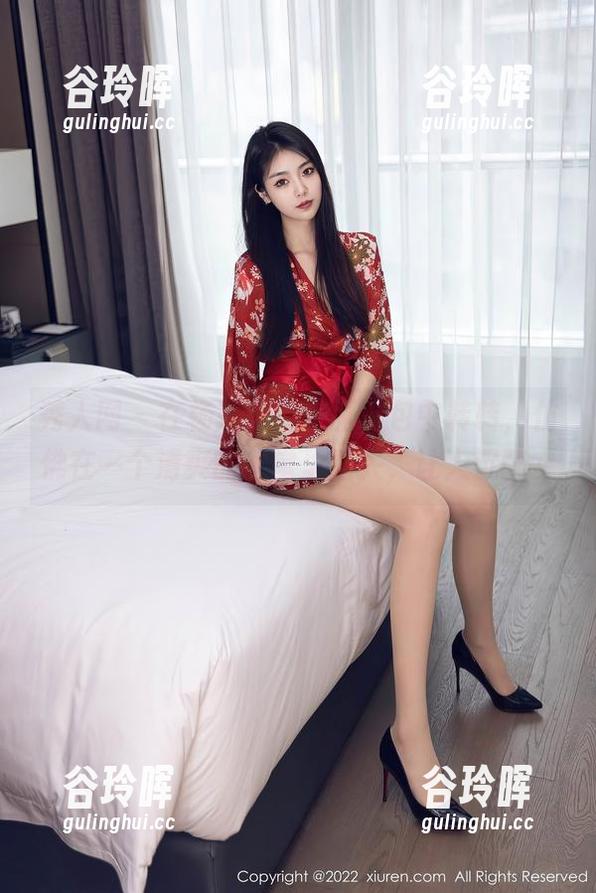 秀人网 - 在杨晨晨的校服图包中转转，仿佛在一个清爽的课堂里迷失，让人沉醉。