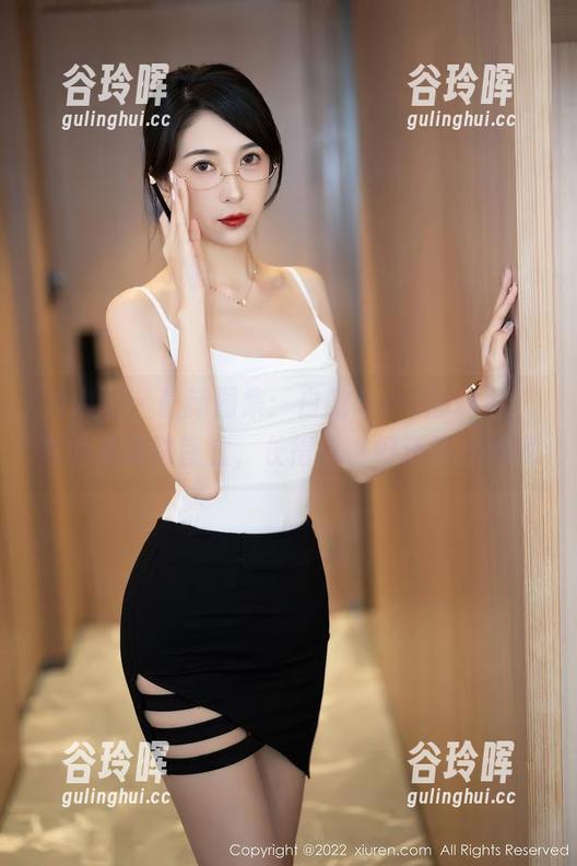 秀人网-白微Sera 秀人网 - 最新图集:白微Sera的瑜伽,真的是动静皆宜,长得这么好还这么能弯