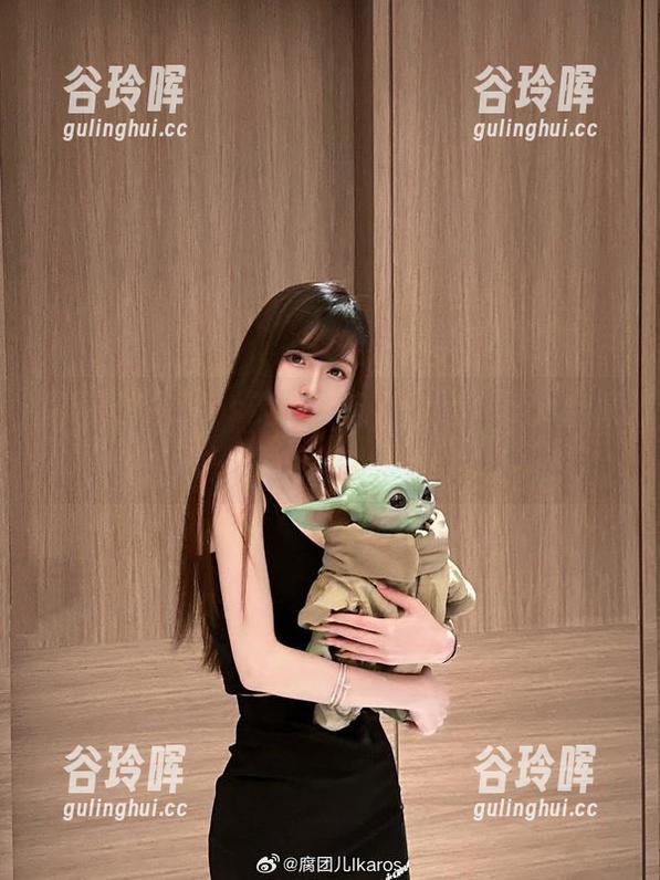 腐团儿Ikaros的微博自拍杂图，cos合集里藏了哪些小把戏？