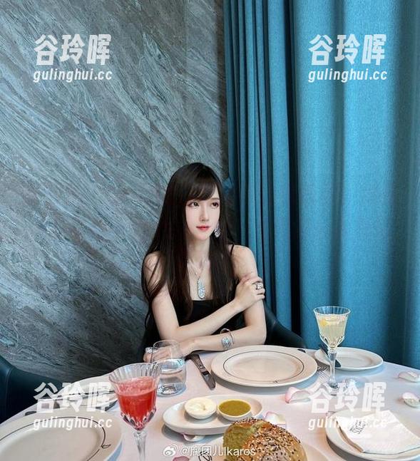 腐团儿Ikaros的白色图包让我想问，她是不是也想靠这个来撒娇？精选得让人烦恼又期待。