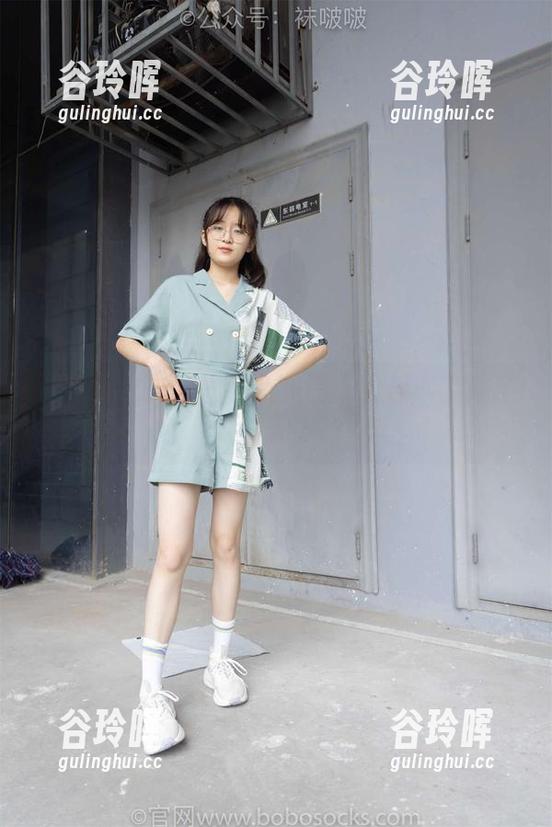 袜啵啵 - 熊熊的校服美图：当伴读变成了迷人。