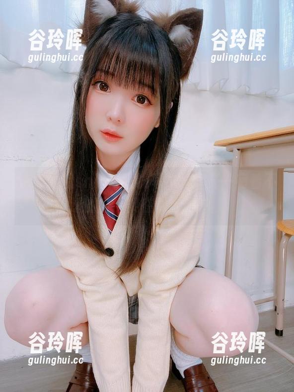 这组霜月shimo眼镜写真，打开一扇看不透的窗，实在耐人寻味。