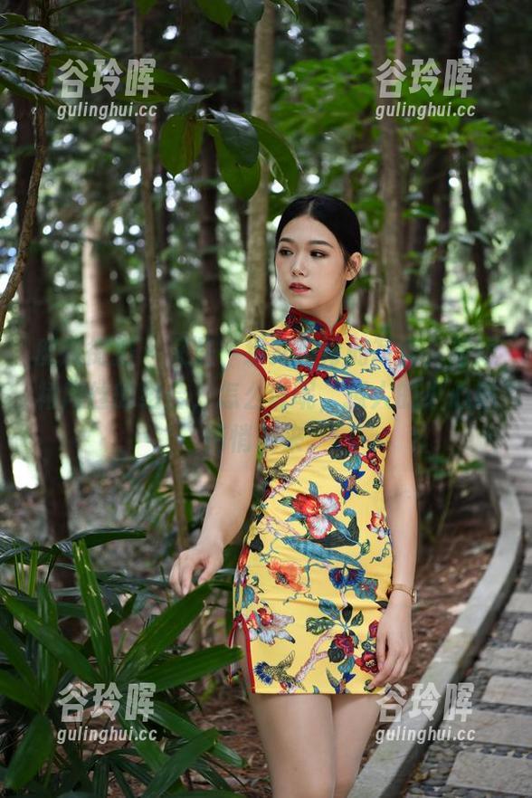 魔镜街拍 - 又是一组艾小青的写真，超短裙肉丝的组合，怎么说呢，撩人的小心思悄悄袭来。