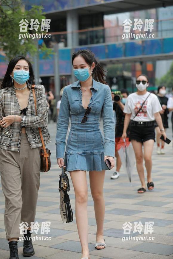 别眨眼！魔镜街拍图集中那些与白丝吊带袜的趣味交锋