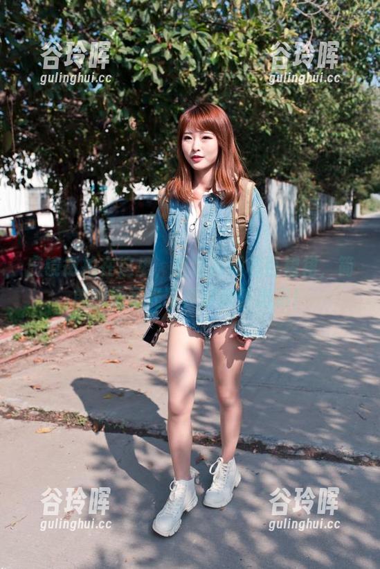 魔镜街拍在这里，西装高跟和百褶裙，简单的无圣光写真却意外出彩！